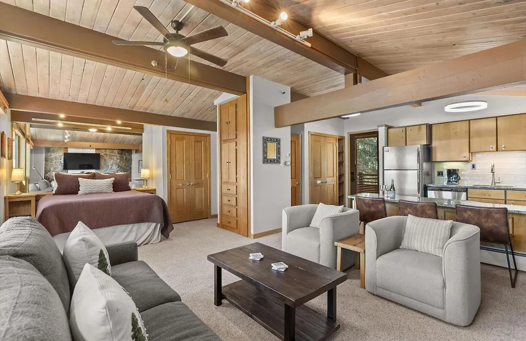 Laurelwood Condominiums 111-1
